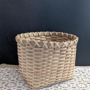Vintage Woven Oak Splint Wicker Basket / Country Farmhouse Decor