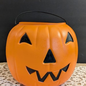 Vintage Plastic Pumpkin Candy Bucket / Jack-o-Lantern Candy Container / Trick or Treat Candy Bucket / Halloween Decor