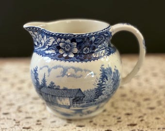 ウッド＆サンズ社（英国バースレム）製のヴィンテージアイアンストーンブルーピッチャー / 屋根付き橋 / マサチューセッツ州スターブリッジ村 / ファームハウス風インテリア