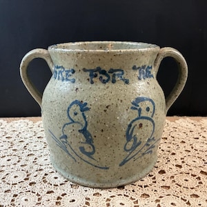 Vintage stengods Studio keramikburk med dubbelt handtag / Blå fåglar och texten: Hare för årets tur