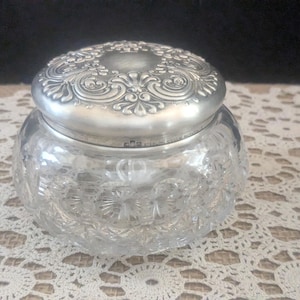 Tocador o tarro de tocador Gorham antiguo grande de plata de ley y cristal tallado / Tocador con tapa de plata de ley repujada