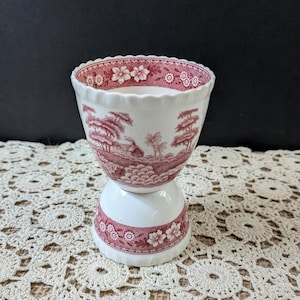 Puede incluir: Un juego de tres tazas de cerámica con un acabado mate moteado. Las tazas son de color crema, gris claro y gris oscuro. Cada taza tiene un diseño simple y minimalista y un asa redondeada.