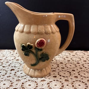 Pichet antique Brush McCoy Pottery Red Clover / K - 11, poterie américaine, États-Unis
