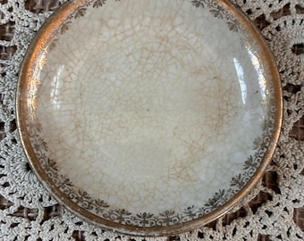 Porcellana da burro in ironstone anticato con bordo dorato, macchiato e screpolato
