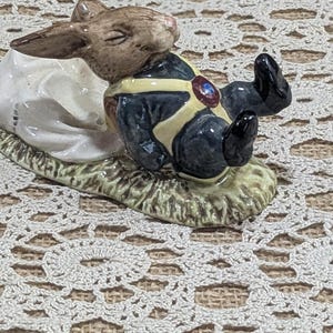 Vintage Royal Dolton Freefall Bunnykins Figurine / England DB41
