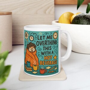 Deixe-me pensar demais nisso com uma bebida quente – Caneca engraçada para leitores vorazes, introvertidos e pensadores exagerados
