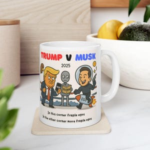 Trump vs Musk mok grappige politieke cartoon worstelen meme beker ruimte cowboy doge grondwet cadeau voor hem vader satire koffiemok 2025