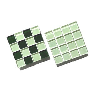 Może przedstawiać: Dwa kwadratowe arkusze płytek mozaikowych. Jeden arkusz ma wzór szachownicy z ciemnozielonych i jasnozielonych płytek. Drugi arkusz składa się z jasnozielonych płytek. Płytki są ułożone w siatkę.