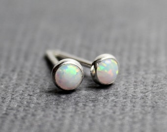 Winzige 3mm Opal Ohrstecker aus Sterling Silber, kleine Opal Ohrstecker, minimalistische Opal Ohrstecker, zierliche 3mm Ohrringe, Mini Opal Ohrstecker