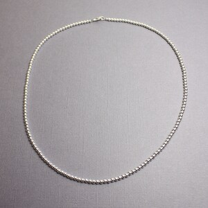 Peut inclure: Un collier en argent compos&eacute; de petites perles rondes. Le collier mesure environ 45 cm de long et poss&egrave;de un fermoir simple.