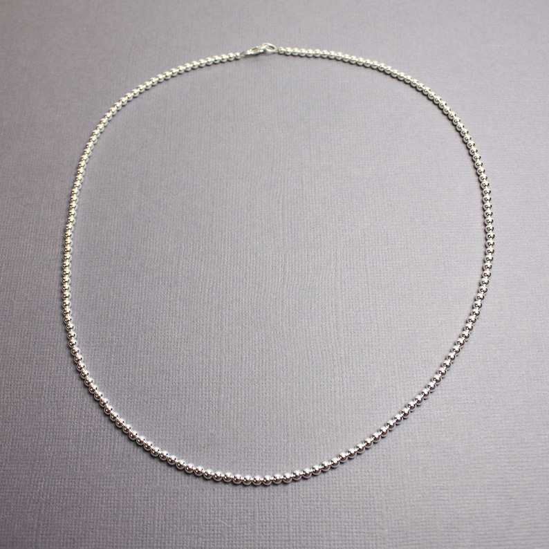 Peut inclure: Un collier en argent compos&eacute; de petites perles rondes. Le collier mesure environ 45 cm de long et poss&egrave;de un fermoir simple.