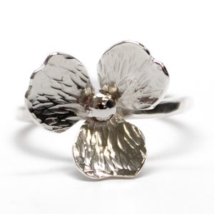 Anillo de plata de ley con flor, talla 8.5 (EE. UU.), joyería artesanal, joyería floral, anillo de plata de ley hecho a mano