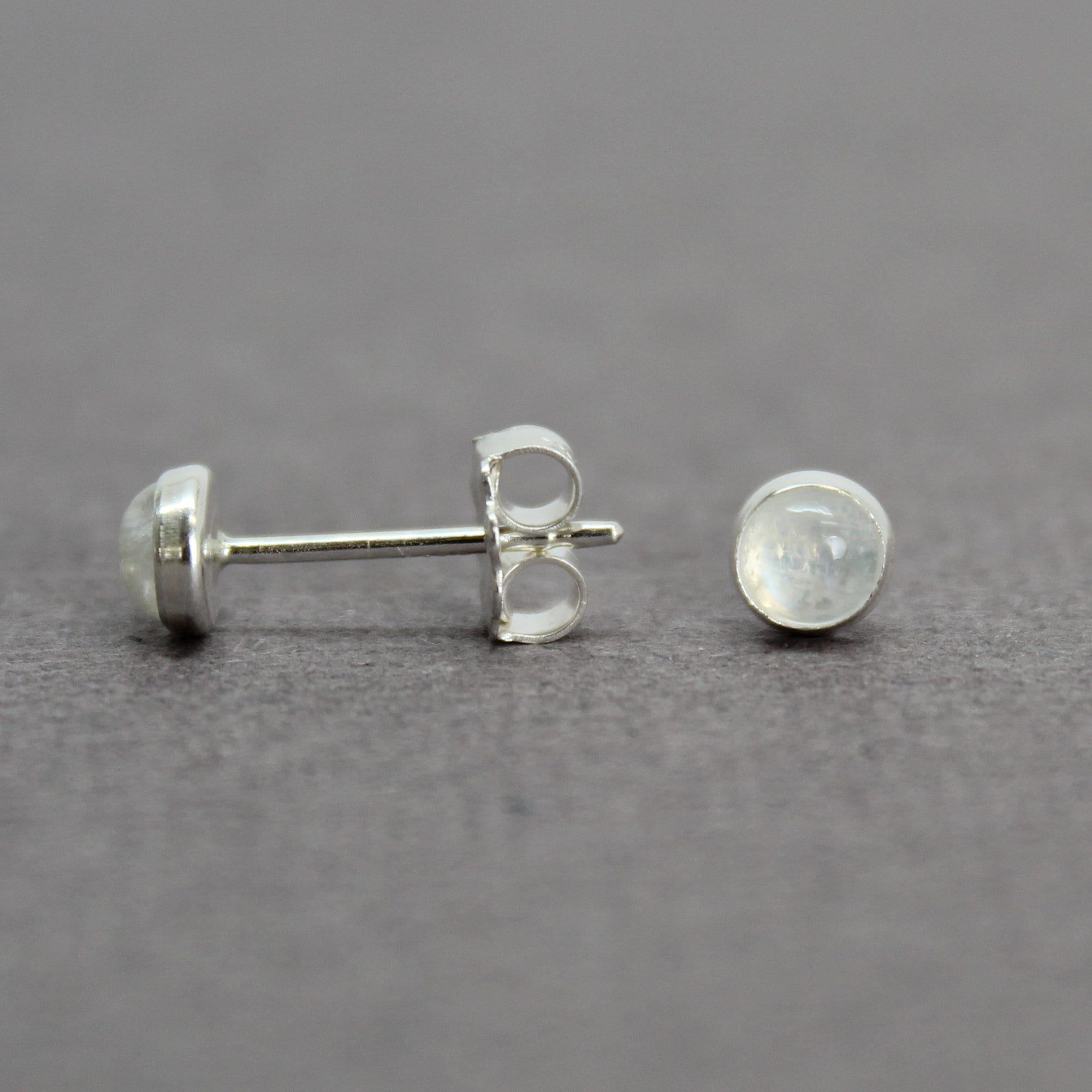 4mm レインボームーンストーン スタッドピアス（スターリングシルバー 
