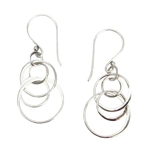 Pendientes colgantes de plata de ley con círculo flotante y aros entrelazados