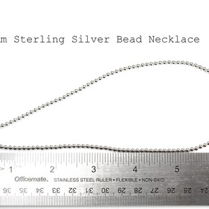 Peut inclure: Un collier de perles en argent mesurant 15 cm de long. Le collier est compos&eacute; de perles de 3 mm et se ferme avec un fermoir &agrave; ressort.