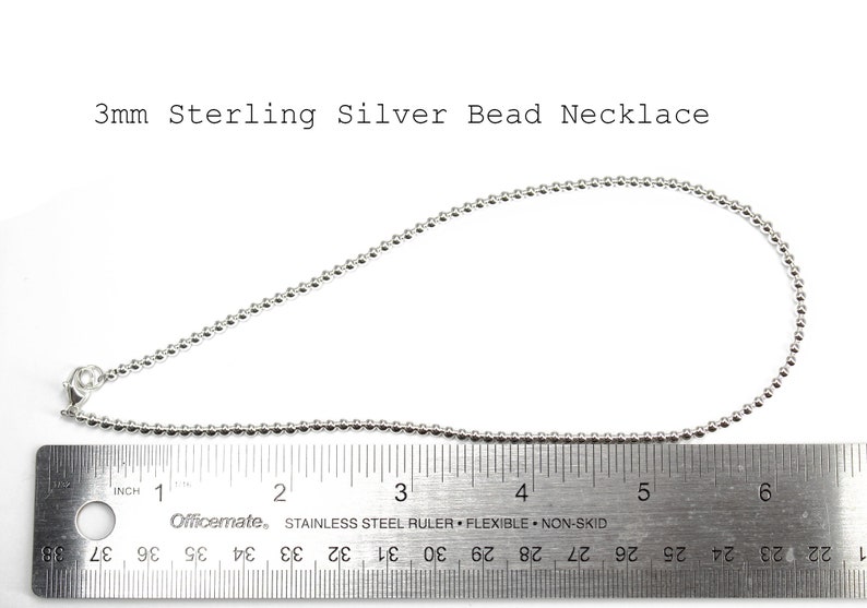 Peut inclure: Un collier de perles en argent mesurant 15 cm de long. Le collier est compos&eacute; de perles de 3 mm et se ferme avec un fermoir &agrave; ressort.