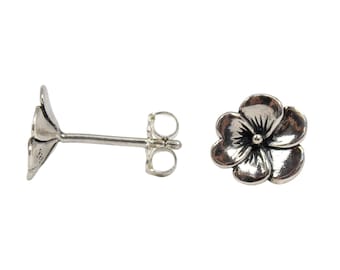 スターリングシルバーのパンジーフラワースタッドピアス、繊細な花柄のボタニカルジュエリー