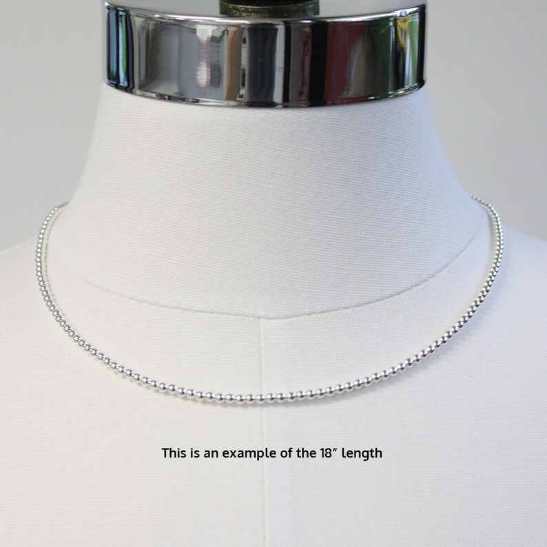 Peut inclure: Un collier de perles argent&eacute;es sur un mannequin blanc. Ceci est un exemple de la longueur de 18 pouces.