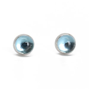 4mm Topas Ohrstecker in Sterling Silber, Swiss Blue Ohrstecker, Dezember Geburtsstein, Zierliche blaue Ohrringe, Kleine Blaue Edelstein Ohrstecker