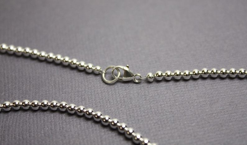 Peut inclure: Un collier de cha&icirc;ne en argent avec des perles et une fermeture &agrave; mousqueton.