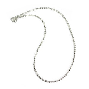 Peut inclure: Un collier en argent avec un fermoir &agrave; ressort.