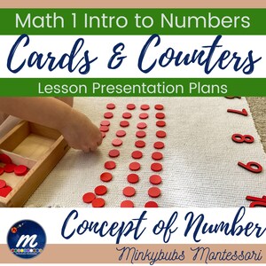 Op de afbeelding: Een kinderhand plaatst rode tellers op een wit oppervlak. De tellers zijn gerangschikt in rijen om het concept van getal te representeren. De afbeelding bevat de tekst "Math 1 Intro to Numbers Cards & Counters Lesson Presentation Plans Concept of Number Minkybubs Montessori".