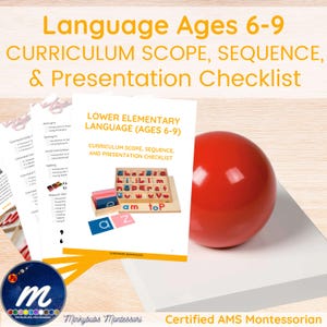 Puede incluir: Una esfera roja se encuentra junto a un folleto blanco titulado "Lower Elementary Language (Ages 6-9)". El folleto incluye un programa de estudios, una secuencia y una lista de verificación de presentación. La imagen también presenta un juego de letras de madera y el texto "Language Ages 6-9".