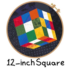 Peut inclure: Un cercle à broder carré de 30,5 cm avec un motif de cube en patchwork coloré. Le cube est composé de tissus de différentes couleurs, dont le rouge, le jaune, le vert, le bleu et le blanc.