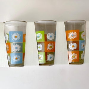 Verres à eau floraux vintage, lot de trois, verres marguerite, ustensiles de cuisine des années 2000