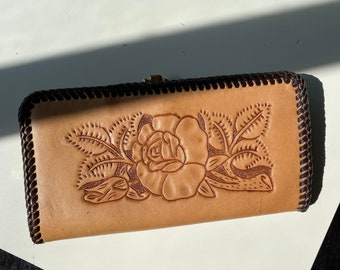 Portefeuille de chéquier en cuir des années 70, portefeuille Kisslock, porte-monnaie, portefeuille floral repoussé, portefeuille rose, cuir du sud-ouest, cadeau pour femme