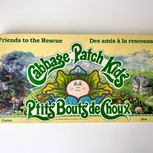 Può includere: Una scatola da gioco di colore giallo, verde e blu con il testo "Cabbage Patch Kids" e "Friends to the Rescue" sul davanti. La scatola presenta un'immagine di un Cabbage Patch Kid con una foglia di cavolo verde.