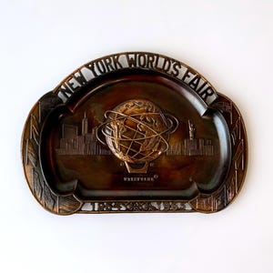 1964-65 New York World&#39;s Fair Souvenir Plate, Copper Souvenir, Unisphere New York City Skyline Statue of Liberty, 1960s Ashtray Tobacciana