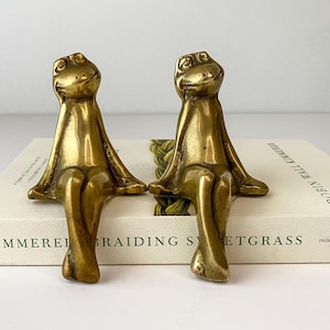 Vintage Pair of Brass Frogs, Bookshelf Sitting Frogs, Brass Decor, Frog Figurines