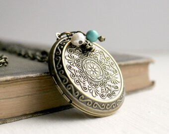 Round Locket Necklace - Picture Locket Pendant - Photo Jewelry - Sentimental Keepsake Jewelry - Memory Locket - Antique Gold Lockets