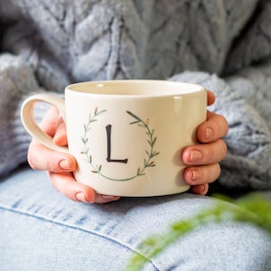 Taza con monograma inicial. Taza personalizada hecha a mano con inicial y detalles dorados.