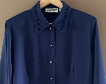Chemisier soyeux des années 80, détails au crochet, chemisier minimaliste bleu marine, boutonné, chemise moderne à manches longues, chemisier à manches longues,
