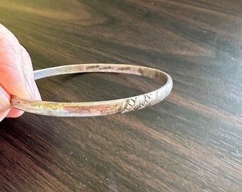 Vintage bangle bracelet, 925 Sterling Silver, signed Artisan Made in Mexico 1970s, Etched design, has patina with age