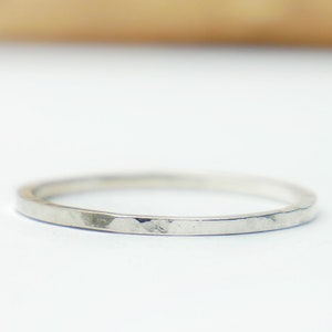 Very thin hammered ring in 925 silver for women and men, minimalist hammered ring in solid silver, unisex silver wedding ring