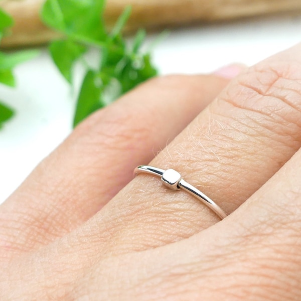 Bague empilable minimaliste très fine en argent 925 avec perle carré, bague argent femme simple, mini bague argent 925 fabriquée France