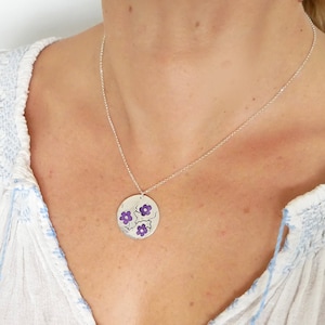 Colgante con cadena ajustable Flores de cerezo moradas en plata 925/1000 y resina morada, collar de mujer sakura de plata reciclada