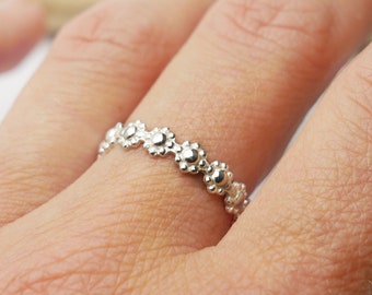 Minimalist stackable ring in 925/1000 silver with flower motif, simple woman's silver ring, mini silver ring made in France