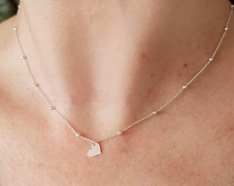 Einsamer Frauenanhänger mit Herz aus minimalistischem recyceltem 925er Silber für Damen und Kinder an einer feinen, verstellbaren Perlenkette