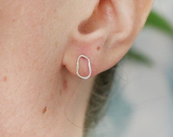 Petites boucles d'oreilles puces nuage Maya en argent 925 recyclé et surcyclé, boucles épurées et minimalistes irrégulières femme