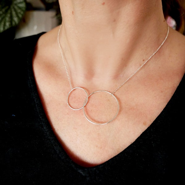 Grand collier deux anneaux fins entrelacés en argent 925 recyclé minimaliste sur chaine courte pour femme