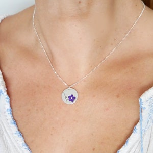 Colgante redondo de plata 925 con cadena Cherry Blossom morada, collar Sakura para mujer hecho a mano en plata 925, collar de flores moradas