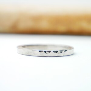 Peut inclure: Une bague en argent martelée. La bague est simple et sobre, avec une finition texturée.