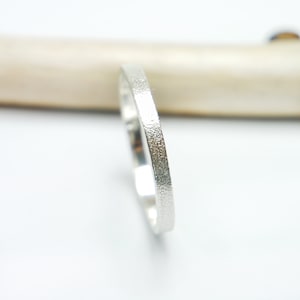 Peut inclure: Une bague en argent avec une finition texturée.