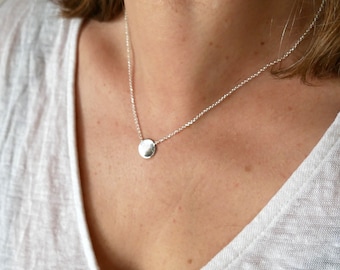 Collier avec médaillon rond ras de cou minimaliste en argent 925 longueur ajustable, collier fin pour femme