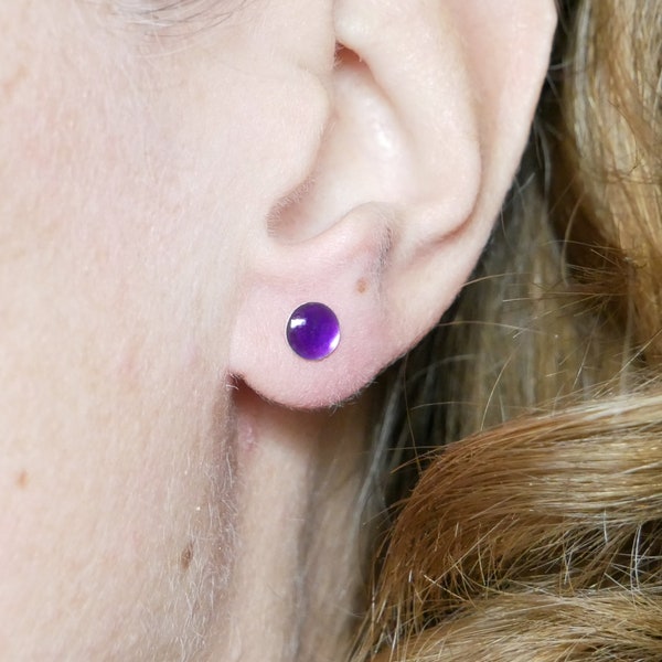 Boucles d'oreilles minimalistes en argent 925 et résine violette translucide, petites puces argent 925 violettes