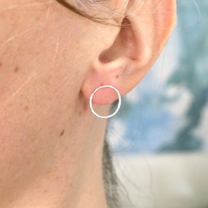 Large round Maya stud earrings in recycled and upcycled 925 silver, refined and minimalist earrings for women